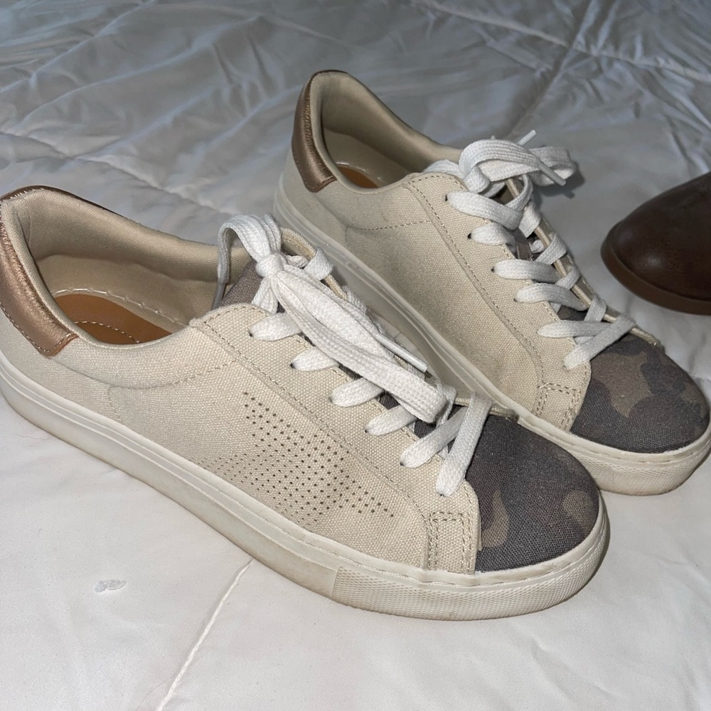Tennis Shoes